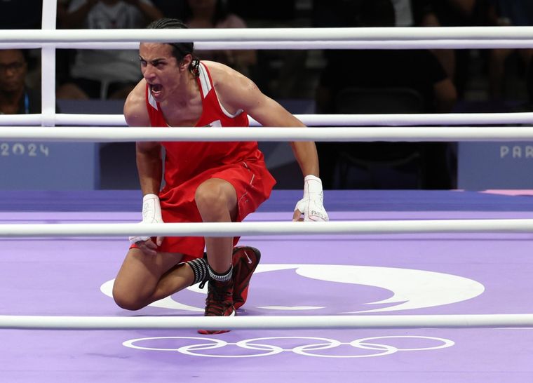 Imane festejó con todo su victoria. Foto: EFE