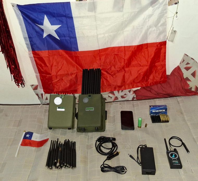 Banderas chilenas, municiones y equipos electrónicos utilizados como inhibidores de señal, también fueron parte del secuestro. Banderas chilenas, municiones y equipos electrónicos utilizados como inhibidores de señal, también fueron parte del secuestro.