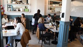 Promociones para el Día del Amigo 2025: café, alfajores y experiencias mágicas