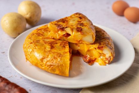 Tortilla de papas, cebollas y salchichas: sencilla y exquisita