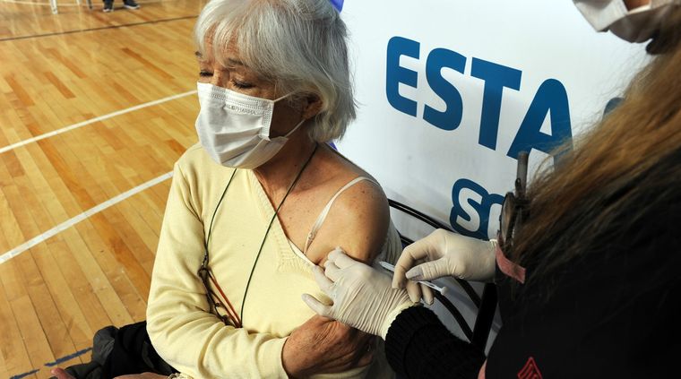 Los mayores de 70 años pueden inscribirse a partir de hoy para recibir la tercera dosis Foto: ALF PONCE MERCADO / MDZ