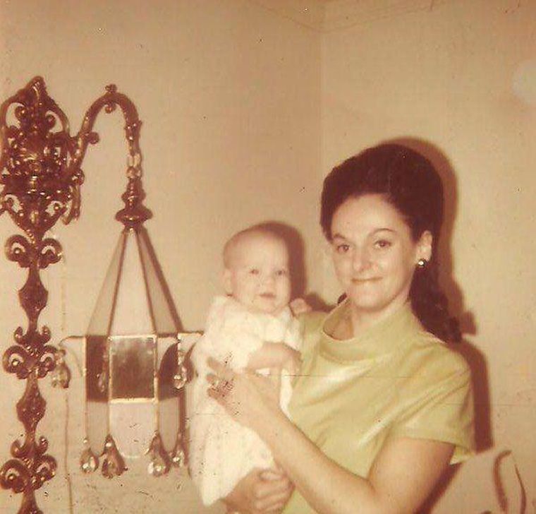 Deb dice que la madre adoptiva de su hija, Val, le recordó a la ex primera dama de EE.UU. Jacqueline Kennedy.