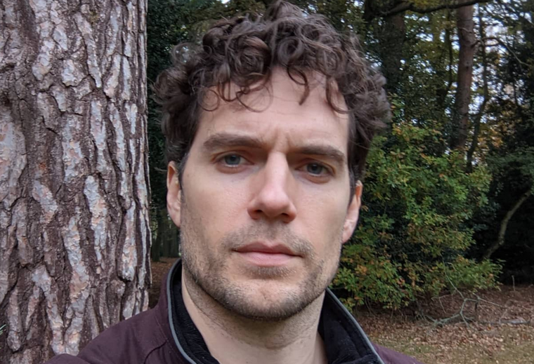 ¡Ya es oficial! Henry Cavill vuelve a ponerse la capa para interpretar al legendario Superman.