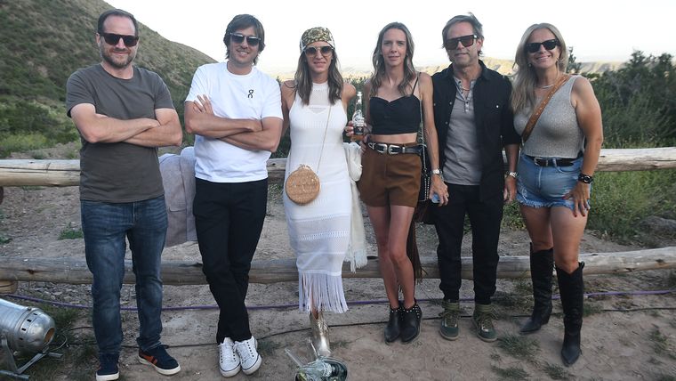Nicolás Egües, Federico Pagano, María José Sánchez Baca de Pagano, Catalina Vila de Olivares, Juan Pablo Olivares y Liliana Petina de Egües. Nicolás Egües, Federico Pagano, María José Sánchez Baca de Pagano, Catalina Vila de Olivares, Juan Pablo Olivares y Liliana Petina de Egües.