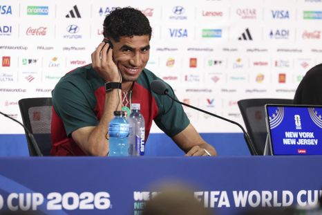 Achraf Hakimi reaccionó con sorpresa durante una conferencia. Achraf Hakimi reaccionó con sorpresa durante una conferencia.