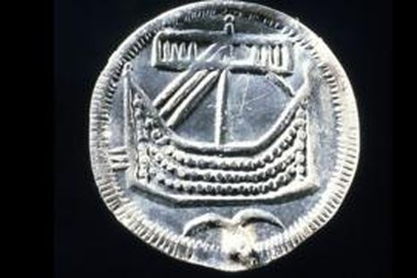 Descubrimientos arqueológicos recientes y pruebas a artefactos antiguos con tecnologías de punta posibilitan una nueva visión del pasado (Moneda de plata vikinga con la imagen de un barco drakkar, acuñado en Hedeby, Dinamarca). Foto: BBC
