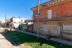 El niño estaba encerrado y abandonado en su casa El niño estaba encerrado y abandonado en su casa