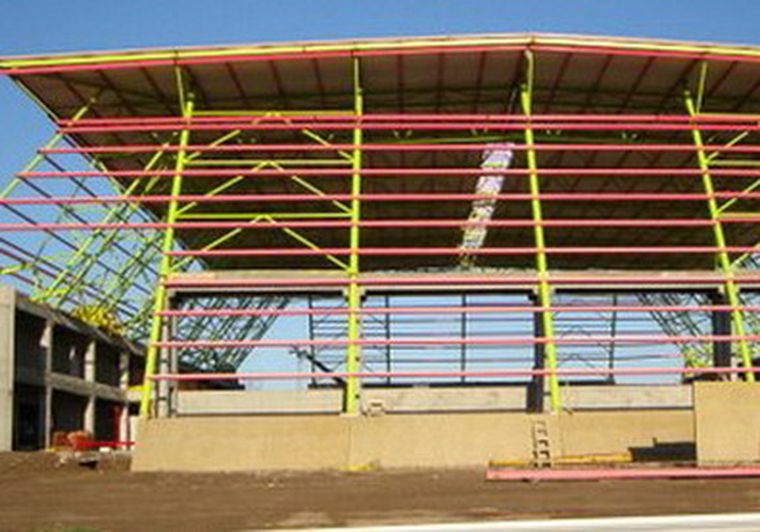Detalle de la estructura del polideportivo en construcción. Foto: mediamza