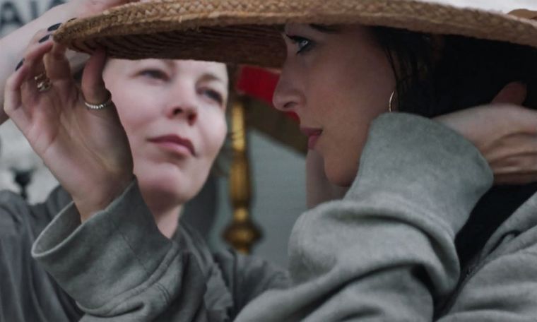 Olivia Colman y Dakota Johnson