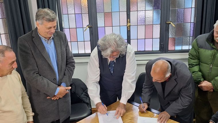 José Luis Ramón y Daniel Orozco firmando la alianza electoral. José Luis Ramón y Daniel Orozco firmando la alianza electoral.