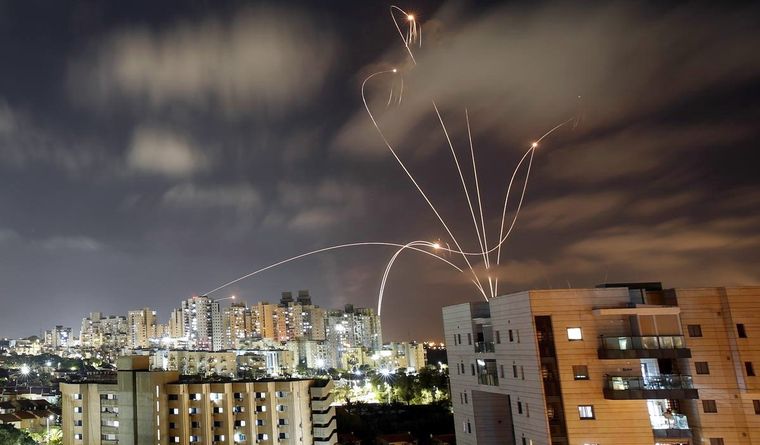 La cúpula de hierro o domo de hierro es un arma de defensa aérea de Israel para interceptar misiles enemigos. La cúpula de hierro o domo de hierro es un arma de defensa aérea de Israel para interceptar misiles enemigos.