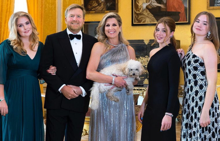 Máxima de los Países Bajos junto a su familia para la postal de Navidad. Foto: Twitter @koninklijkhuis
