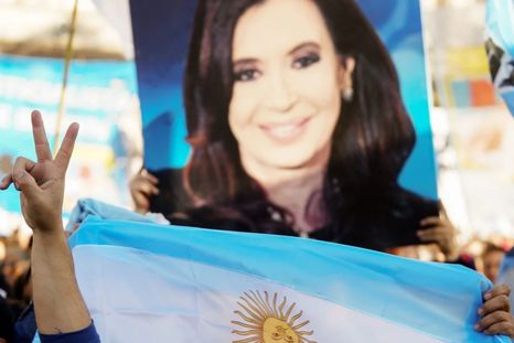 El kirchnerismo convocó a un banderazo para saludar a Cristina Fernández de Kirchner en el Día de la Bandera. El kirchnerismo convocó a un banderazo para saludar a Cristina Fernández de Kirchner en el Día de la Bandera.