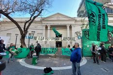 La reforma se trató en un marco de protesta frente a la Legislatura. La reforma se trató en un marco de protesta frente a la Legislatura.