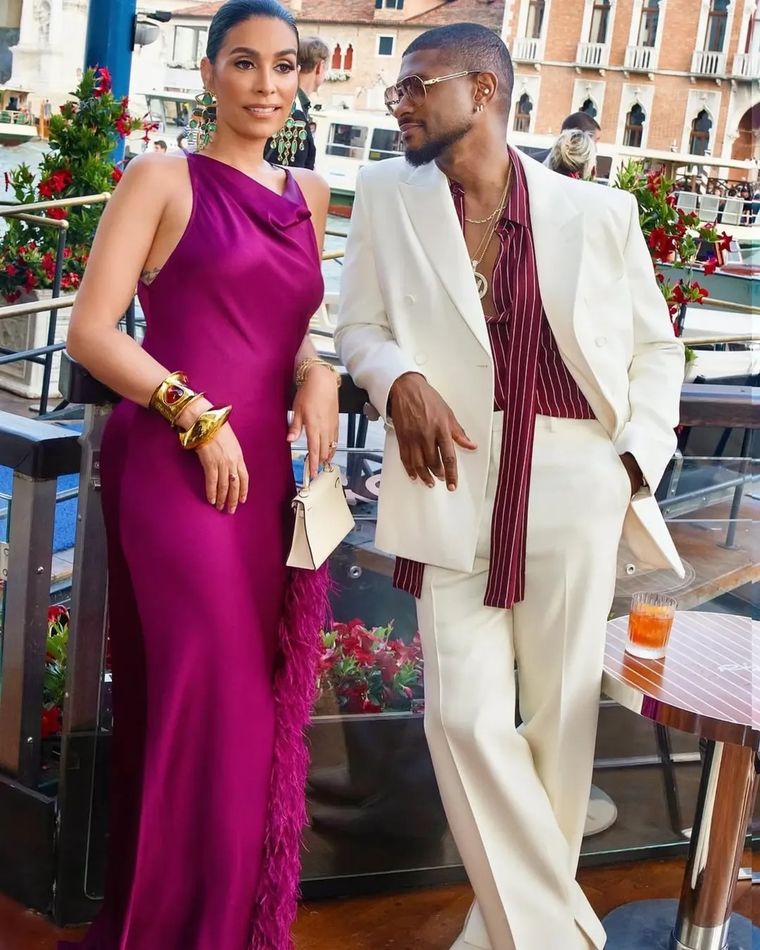 Usher con un traje de Gucci, junto a su esposa Jennifer.