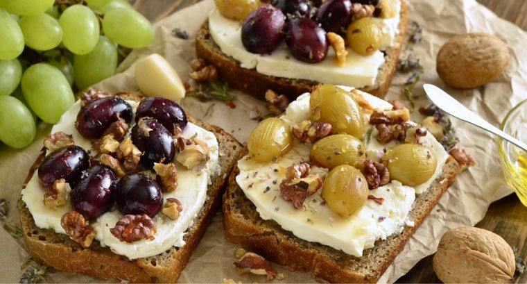 Tostadas tibias con ricota cremosa, miel y crocante.