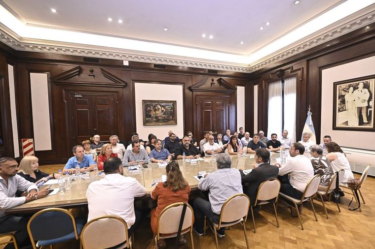 El gobernador Axel Kiicllof, junto a parte de su gabinete, mantuvo un encuentro con los gremios de estatales y docentes bonaerenses 