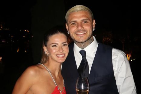 La pareja se encuentra muy feliz. La pareja se encuentra muy feliz.