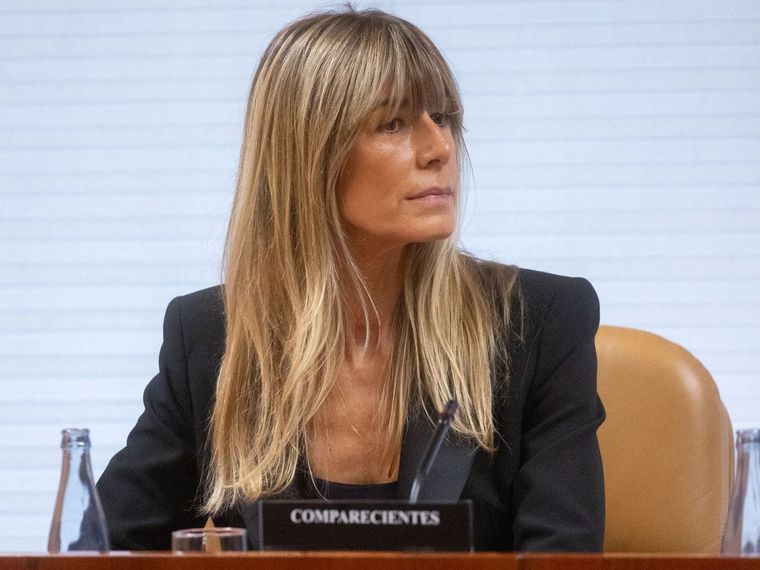 Begoña Gómez, esposa del presidente del Gobierno español, Pedro Sánchez, será juzgada por presuntos delitos de tráfico de influencias y malversación de fondos públicos.