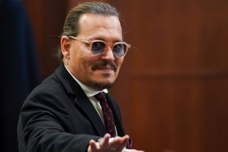 UNA EXAGENTE DE JOHNNY DEPP LO COMPLICA EN EL JUICIO. EL ACTOR SE ENFRENTA A SU EXMUJER POR DIFAMACIÓN.