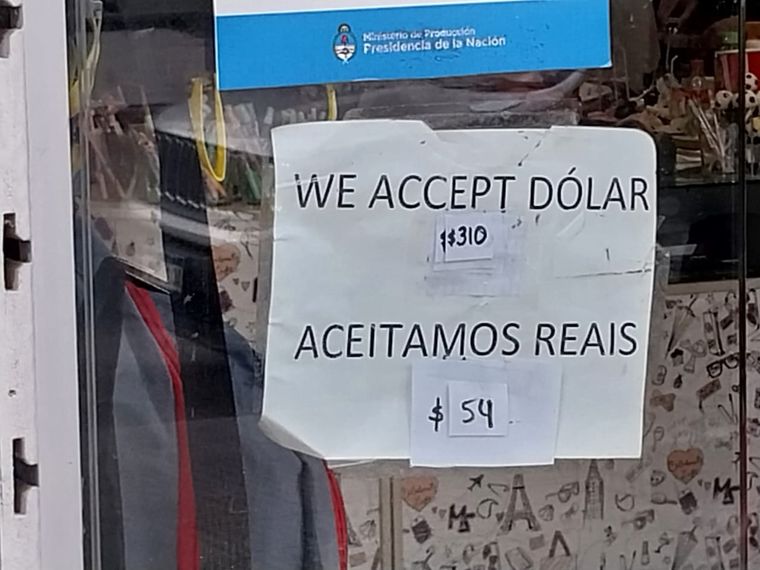 Los negocios actualizan el precio al que toman monedas extranjeras con sistemas que no impliquen un gran esfuerzo: saben que a penas van a durar un rato
