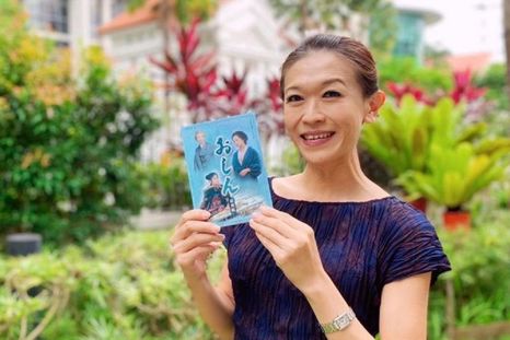 La fan de Singapur Kit Ow, quien muestra un DVD de Oshin, cree que la serie ayudó a revertir los sentimientos antijaponeses en su país.