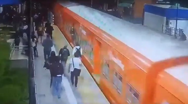 El delincuente fue detenido a pocos metros de la estación. Foto: Captura de pantalla