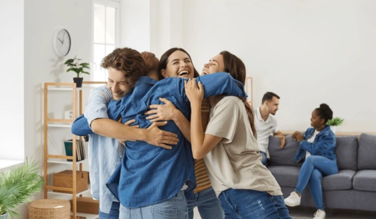 Un estudio reveló que contar con al menos dos amigos de confianza es vital para una vida feliz ante las adversidades del mundo actual. Foto: Shutterstock