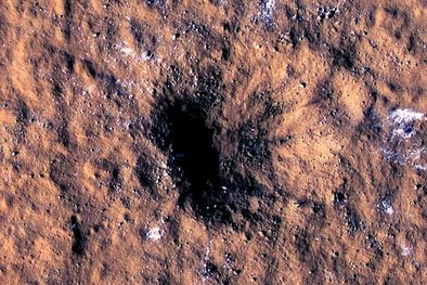 MDZol | Bloques de hielo esparcidos por el impacto de un meteorito el 24 de diciembre de 2021. El cráter tiene un diámetro de 150 metros Foto: NASA/JPL-CALTECH/UNIVERSITY OF ARIZONA