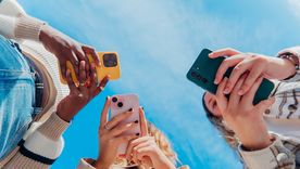 La elección de los jóvenes entre el ecosistema de Apple y los dispositivos de Samsung marca la pauta del mercado actual. La elección de los jóvenes entre el ecosistema de Apple y los dispositivos de Samsung marca la pauta del mercado actual.