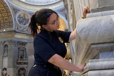 Una de las mujeres que trabaja en la basílica. Foto: Efe.