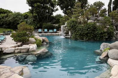 MDZol | La zona de la piscina de la Mansión Playboy de Los Ángeles. La zona de la piscina de la Mansión Playboy de Los Ángeles, cuyo dueño, Hugh Hefner, lo compró en 1971 y luego lo vendió por 100 millones de dólares en 2016, con la condición de que Hefner podría