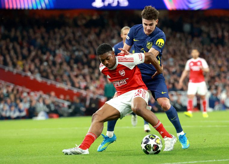 Arsenal y Atlético de Madrid juegan la revancha de las semifinales en Londres.