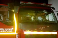 Los Bomberos de Luján fueron recibidos con piedrazos Foto: Bomberos de Luján Los Bomberos de Luján fueron recibidos con piedrazos Foto: Bomberos de Luján