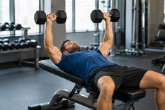 Combinar diferentes movimientos y ángulos permite desarrollar una rutina de pecho más completa y equilibrada.