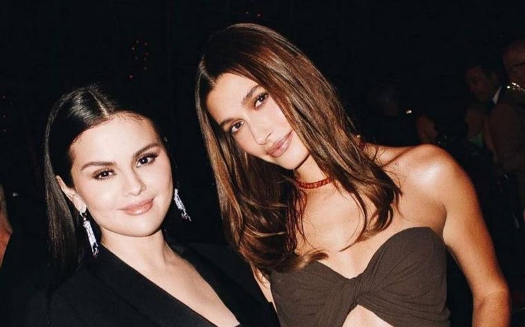 Amistad consolidada: Selena Gomez y Hailey Bieber a los abrazos Selena Gomez y Hailey Bieber en la Academy Museum Gala Foto: Tyrell Hampton