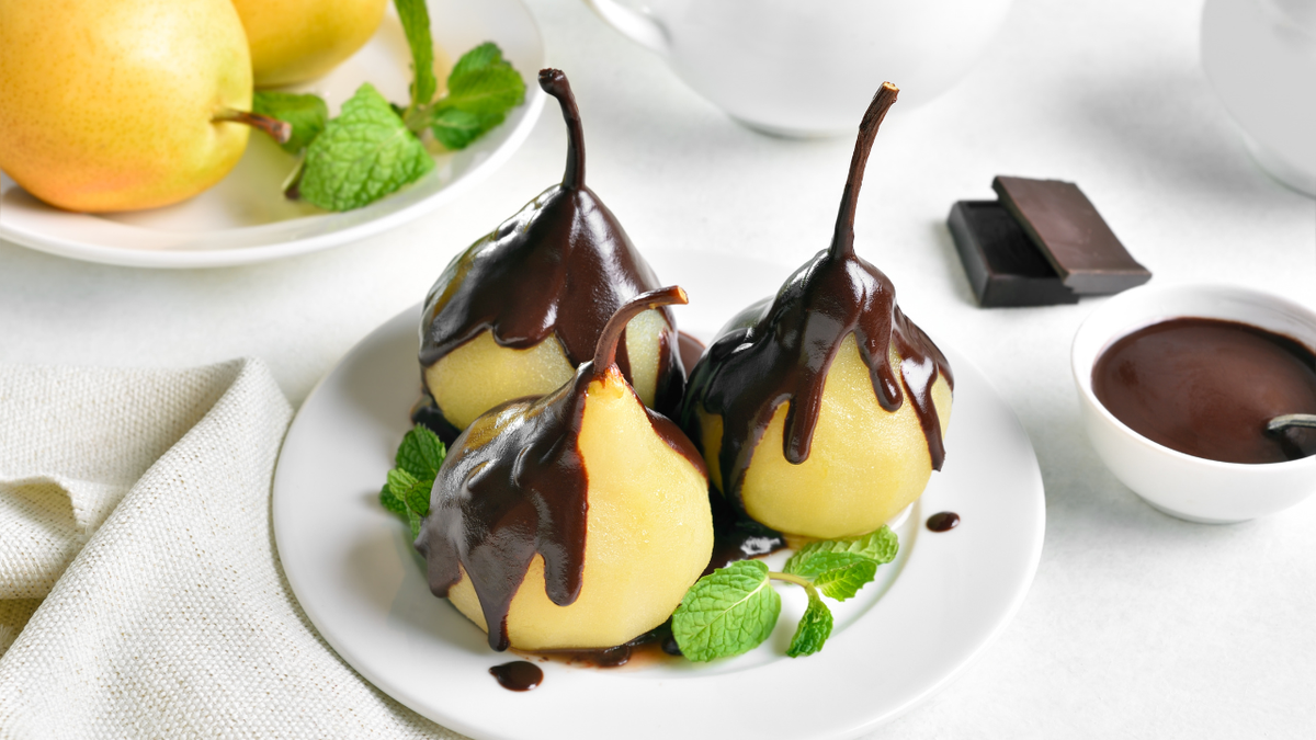 Receta de un postre express: cómo hacer peras con chocolate en minutos