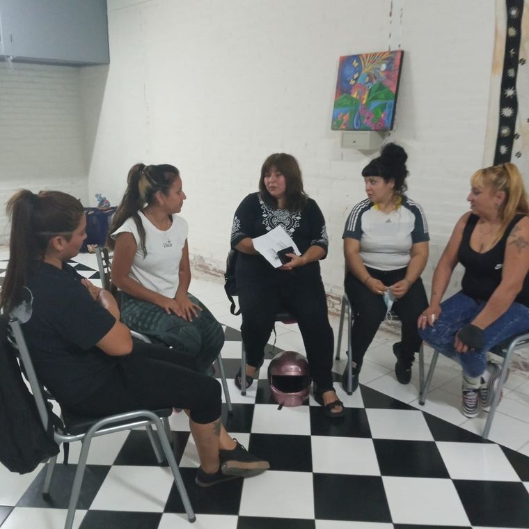 Rosa junto a parte del equipo de emprendedoras que iniciarán sus trabajos para la cooperativa Suculentas Foto: Gentileza
