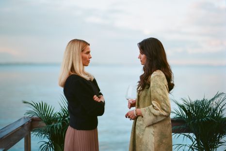 La miniserie danesa de Netflix comienza con la desaparición de una au pair en un exclusivo suburbio de Copenhague. La miniserie danesa de Netflix comienza con la desaparición de una au pair en un exclusivo suburbio de Copenhague.
