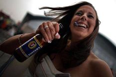 como destapar una cerveza con una hoja de papel como destapar una cerveza con una hoja de papel