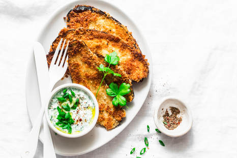 La receta de milanesas de berenjena permite variaciones con queso o especias. La receta de milanesas de berenjena permite variaciones con queso o especias.
