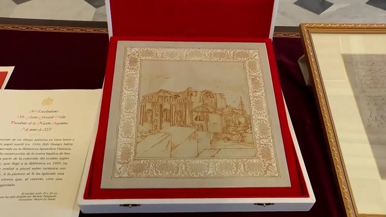 Otro de los regalos de Milei fue un documento original de 1642 sobre la fundación del Convento de San José de San Juan, acompañado por un libro sobre la Iglesia San Agustín.
