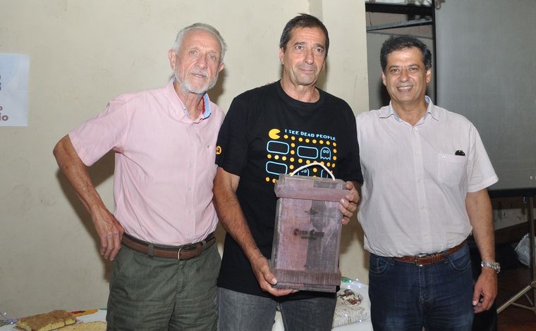 Pepe Rodríguez, el entrenador Pablo Scurri y el presidente del Regatas, Jorge Aguirre Toum. Foto: Prensa Regatas