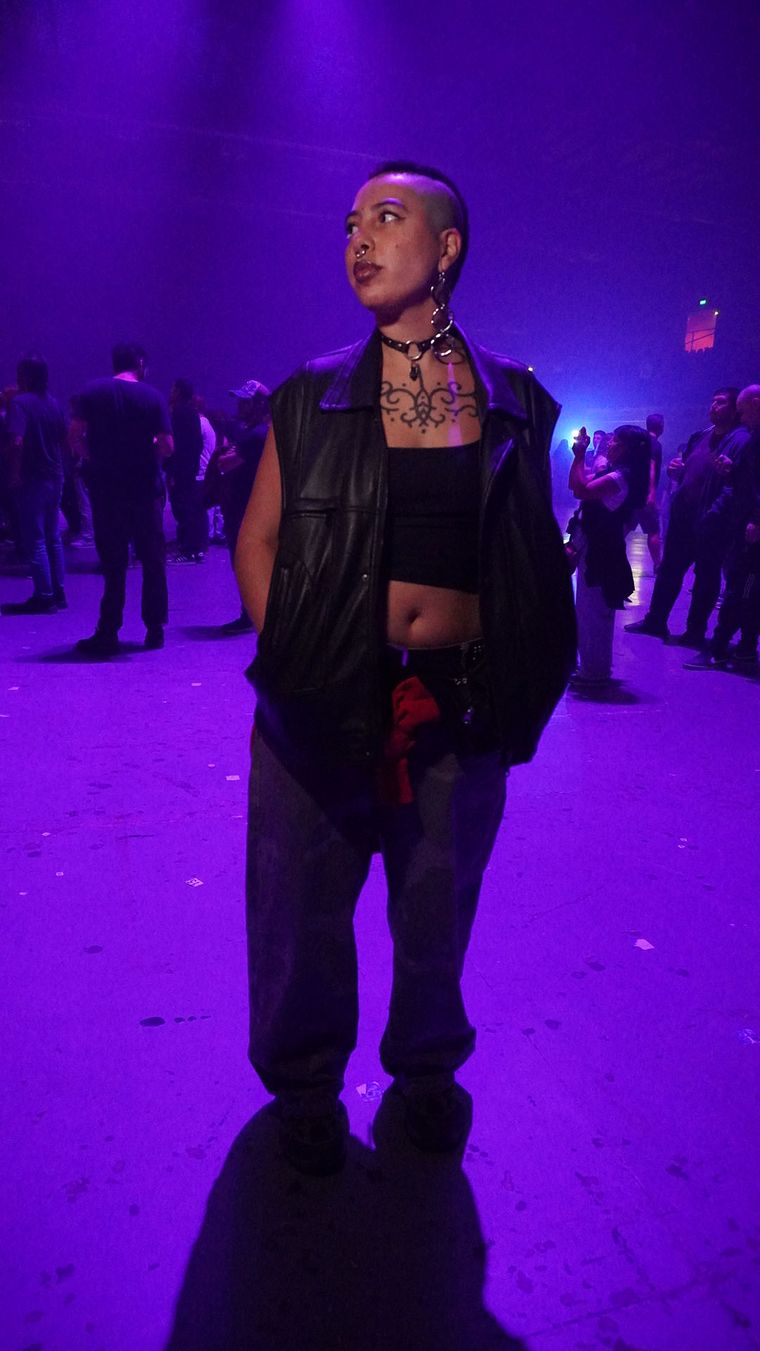 Una fan que deslumbró con sus accesorios y su impronta rockera. Una fan que deslumbró con sus accesorios y su impronta rockera.