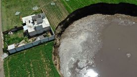 El agujero se sigue expandiendo y amenaza con tragarse una casa cercana. Foto: GETTY IMAGES