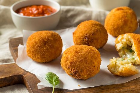 ¿Te sobró risotto? No lo tires: hacé estas croquetas con centro de queso derretido. Foto: Arroz Montsia