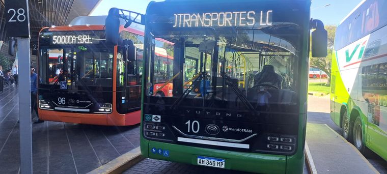 Los primeros 10 colectivos ya circulan en el Gran Mendoza; los otros 6 se sumarán silenciosamente a los recorridos. Los primeros 10 colectivos ya circulan en el Gran Mendoza; los otros 6 se sumarán silenciosamente a los recorridos.
