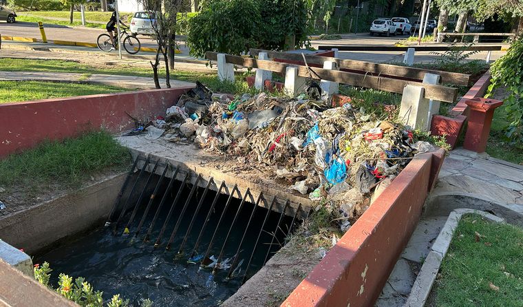 A plena luz del día, el desbaste del cauce en Ciudad exhibe residuos de todo tipo acumulados desde el último temporal. A plena luz del día, el desbaste del cauce en Ciudad exhibe residuos de todo tipo acumulados desde el último temporal.
