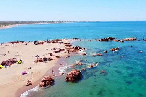 Las aguas cristalinas y los paisajes naturales convierten a este rincón de Río Negro en uno de los destinos más buscados del sur argentino. Las aguas cristalinas y los paisajes naturales convierten a este rincón de Río Negro en uno de los destinos más buscados del sur argentino.