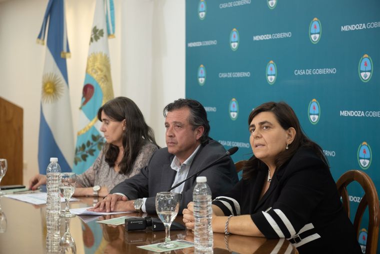 Las ministras Mariana Juri (Cultura y Turismo) y Ana María Nadal (Salud) junto con el ministro Víctor Ibáñez (Gobierno) dieron detalles de la emergencia sanitaria en Mendoza.